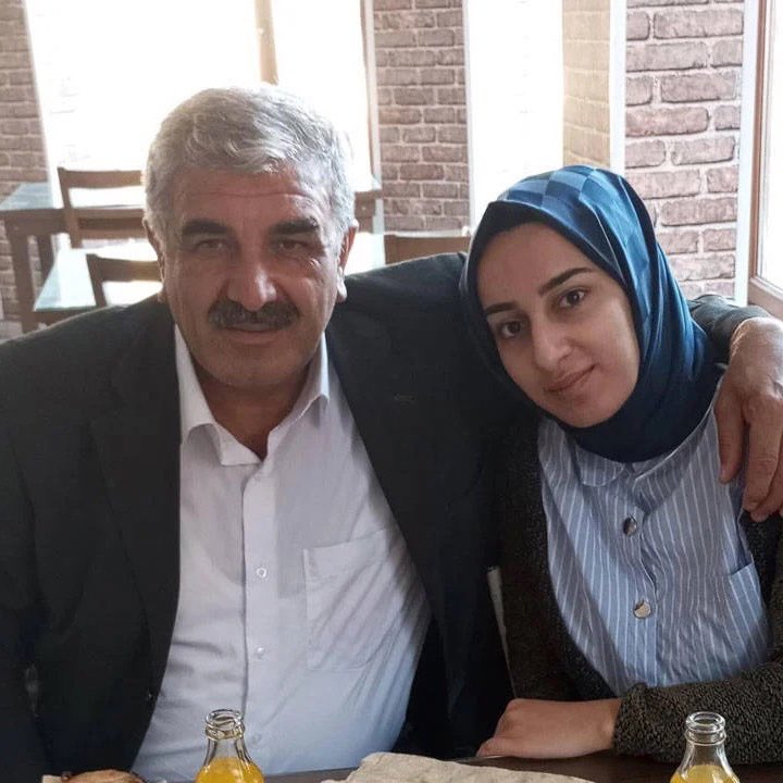 silabozatli's tweet photo. Bir baba, kızının başına ne geldiğini öğrenebilmek için kapı kapı dolaşıyor, herkesten yardım istiyor…

Dün Bilal Erdoğan’a “Rojin’ime ne oldu?” diye sordu. Artık bu acıyı görmezden gelmeyin.

Rojin Kabaiş için adalet, bu ülkenin vicdan borcudur…
#RojinİçinAdalet https://t.co/reRnFAVown