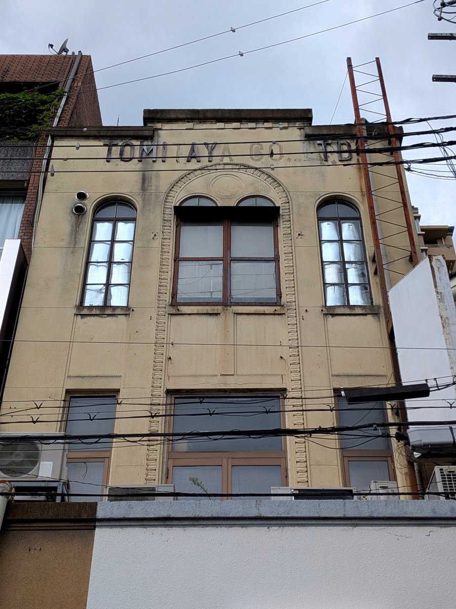 japan635827's tweet photo. TOMITAYAビルと加納洋服店
京都寺町通り沿いの近代建築ビルと歴史的な京町家が建ち並ぶ風景。
#京都 #近代建築  #TOMITAYAビル #加納洋服店 #寺町通り #京町家 #町並み #建築 #建物 #ビル #歴史的建造物 https://t.co/7913R6sSiz