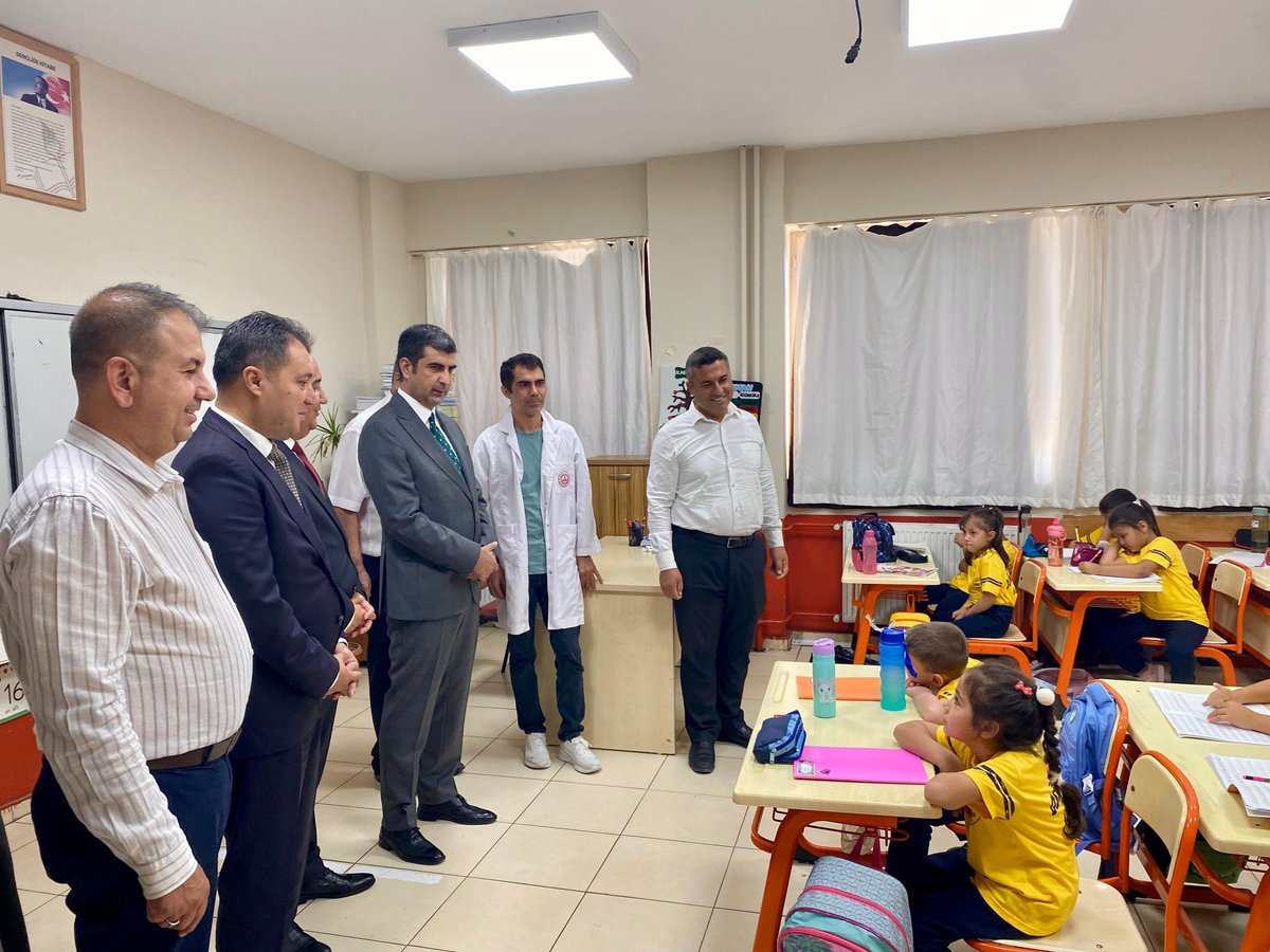 ImamogluKay's tweet photo. Kaymakamımız Sn. İbrahim ŞENKON, İlçe protokolü ile birlikte İlçemiz Şehit Osman Tatar İlkokulunda düzenlenen İlköğretim Haftası Kutlama programına katılarak öğrenci ve öğretmenlerimizle bir araya geldi. https://t.co/phmd43q6CX