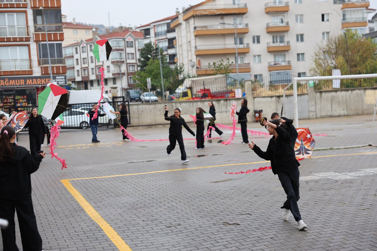 MemAnkara's tweet photo. Uçurtmalar Umuda Yükseliyor 🪁

“Uçurtmalar Vurulmasın, Gökyüzü Çocuklara Kalsın” etkinliği kapsamında öğrencilerimiz, barış, kardeşlik ve çocukların güven içinde büyümesine dair mesajlarını gökyüzüne taşıdı.

Çocukların oyun, eğitim ve güven içinde yaşama hakkına dikkat çekmek amacıyla gerçekleştirilen etkinlikte, umut ve dayanışma duyguları uçurtmalarla gökyüzüne yükseldi. 🕊️ @tcmeb @Yusuf__Tekin @AnkaraValiligi @Murat4Kucukali