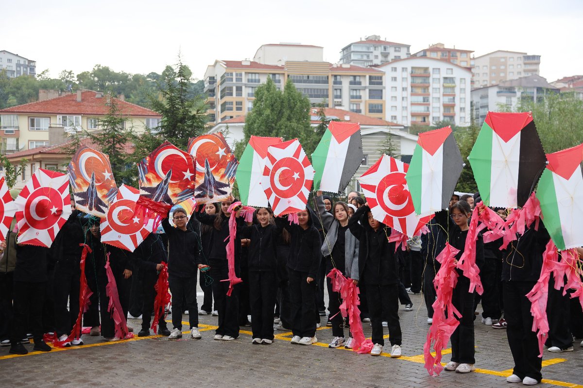 MemAnkara's tweet photo. Uçurtmalar Umuda Yükseliyor 🪁

“Uçurtmalar Vurulmasın, Gökyüzü Çocuklara Kalsın” etkinliği kapsamında öğrencilerimiz, barış, kardeşlik ve çocukların güven içinde büyümesine dair mesajlarını gökyüzüne taşıdı.

Çocukların oyun, eğitim ve güven içinde yaşama hakkına dikkat çekmek amacıyla gerçekleştirilen etkinlikte, umut ve dayanışma duyguları uçurtmalarla gökyüzüne yükseldi. 🕊️ @tcmeb @Yusuf__Tekin @AnkaraValiligi @Murat4Kucukali