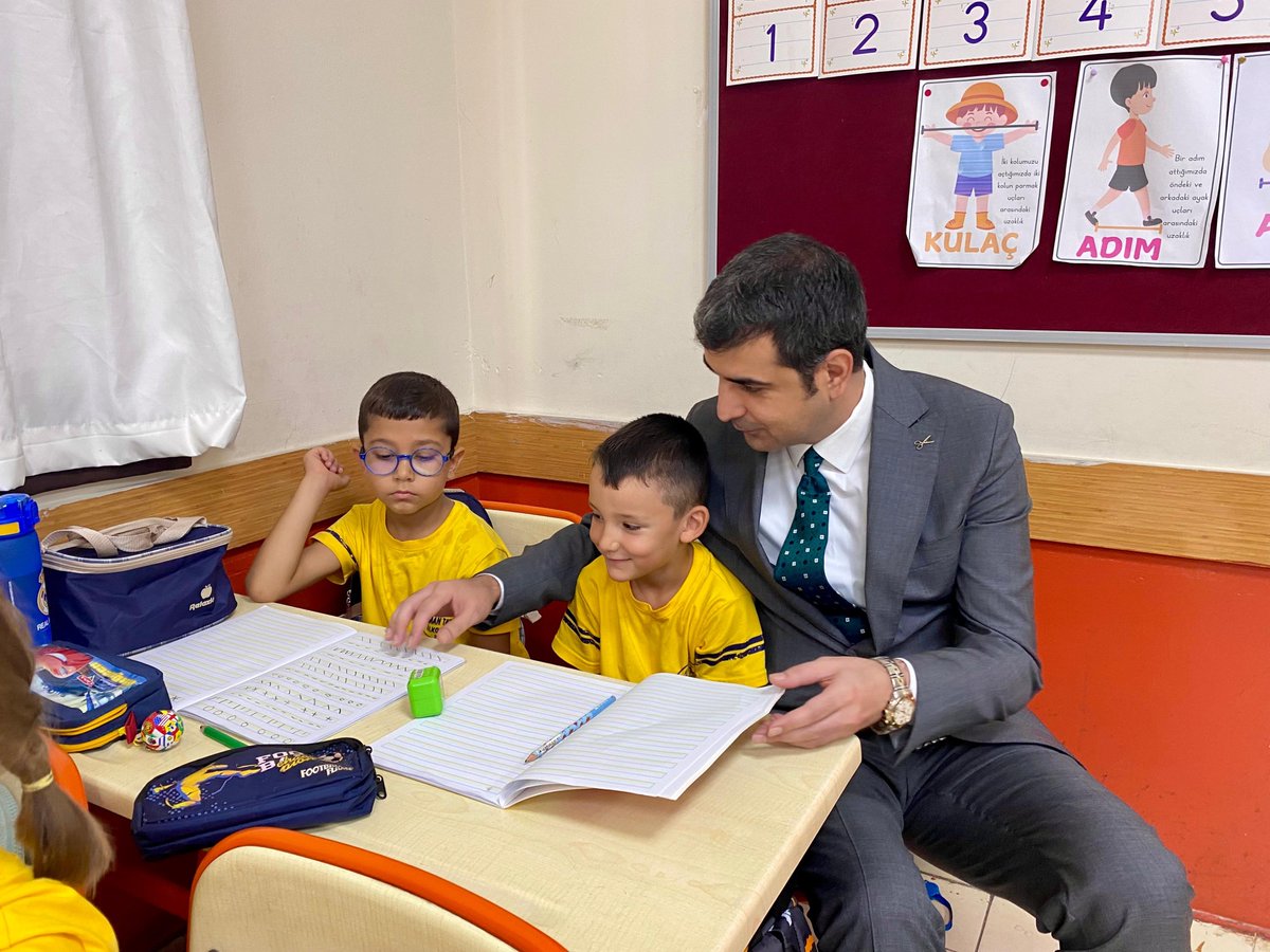 ImamogluKay's tweet photo. Kaymakamımız Sn. İbrahim ŞENKON, İlçe protokolü ile birlikte İlçemiz Şehit Osman Tatar İlkokulunda düzenlenen İlköğretim Haftası Kutlama programına katılarak öğrenci ve öğretmenlerimizle bir araya geldi. https://t.co/phmd43q6CX
