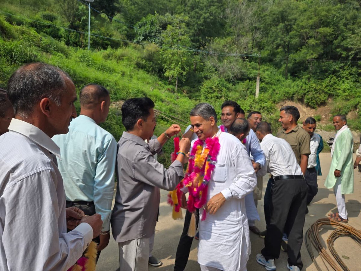 dalipthakurmla's tweet photo. आज अपने विधानसभा क्षेत्र सरकाघाट की ग्राम पंचायत थौना के विभिन्न वार्डों में आयोजित जनसंवाद कार्यक्रमों में शामिल होकर स्थानीय लोगों से आत्मीय मुलाकात की और उनकी समस्याओं एवं आवश्यकताओं को ध्यानपूर्वक सुना। https://t.co/oC7ZjgK21F