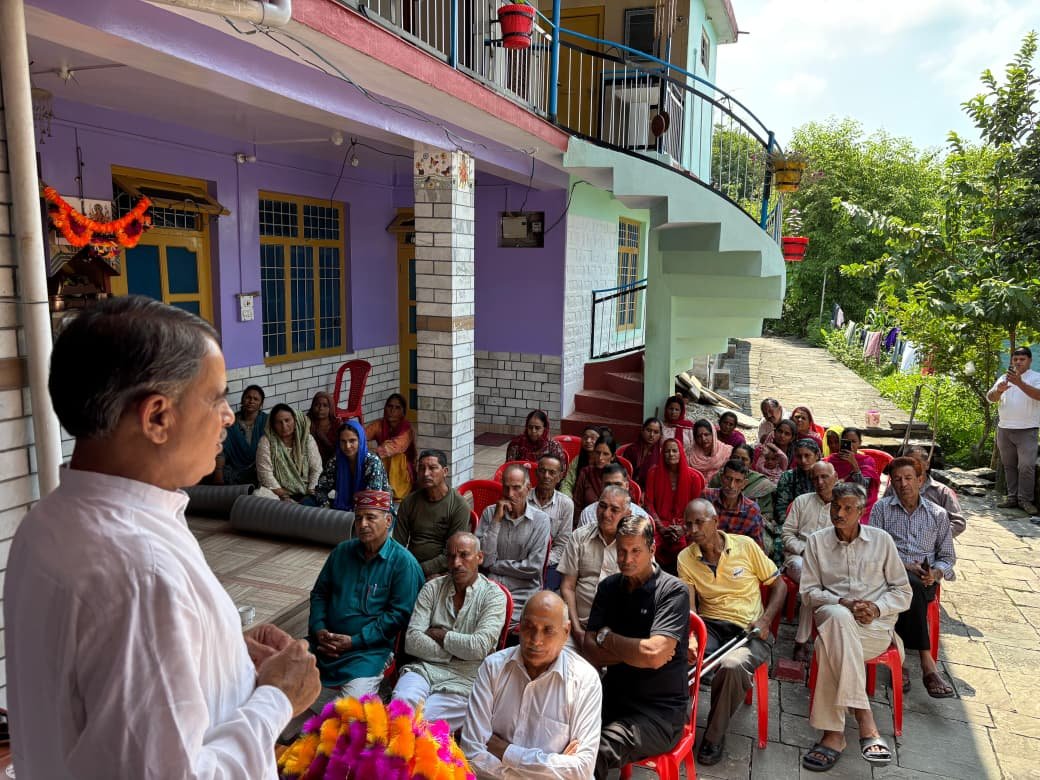 dalipthakurmla's tweet photo. आज अपने विधानसभा क्षेत्र सरकाघाट की ग्राम पंचायत थौना के विभिन्न वार्डों में आयोजित जनसंवाद कार्यक्रमों में शामिल होकर स्थानीय लोगों से आत्मीय मुलाकात की और उनकी समस्याओं एवं आवश्यकताओं को ध्यानपूर्वक सुना। https://t.co/oC7ZjgK21F