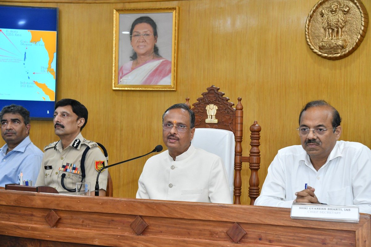 LG_ANI_DrDinesh's tweet photo. अंडमान तथा निकोबार द्वीपसमूह के उपराज्यपाल के रूप में पदभार ग्रहण करने के प्रथम दिवस पर, @Andaman_Admin द्वारा द्वीपसमूह में चल रही प्रमुख विकास परियोजनाओं के संबंध में दिए गए प्रस्तुतीकरण की समीक्षा की।

इस अवसर पर श्री ज्ञानेश भारती, भा.प्र.से., मुख्य सचिव, श्री रविन्द्र सिंह यादव, भा.पु.से., पुलिस महानिदेशक @DGPANIslands, श्री संजय कुमार सिन्हा, भा.व.से., डॉ. सचिन शिंदे, भा.प्र.से., आयुक्त-सह-सचिव सहित प्रशासन के अन्य वरिष्ठ अधिकारी उपस्थित रहे।

@rashtrapatibhvn @VPIndia @PMOIndia @HMOIndia @FinMinIndia @shipmin_india @MORTHIndia @MoRD_GoI @MoCA_GoI @tourismgoi