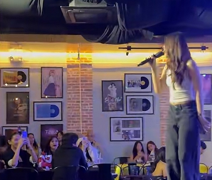 ur_1yana's tweet photo. ashtine being one of aubrey’s no. 1 supporters 😭🤍 look how genuinely happy she is for her 🥹 https://t.co/IbzEX2fEUt