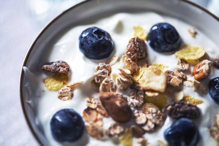 Sebastian3434's tweet photo. [Just had a warm bowl of oatmeal with fresh blueberries and a drizzle of honey for breakfast—start the day right!]， https://t.co/E9JpYWcxtn
