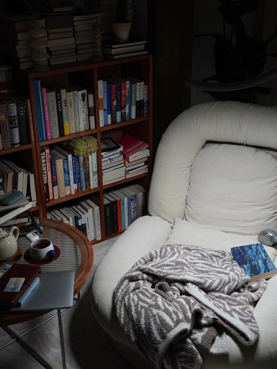 SterlingMayzlf's tweet photo. Chilling with my favorite drink and a good book on a lazy Sunday afternoon—this is the sweet kind of quiet I’ve been craving. https://t.co/gX3ktEROAI