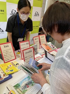 TottoriPrefLib's tweet photo. 【報告・バリアフリー】8月26日に開催された令和8年度県民総合福祉大会に県立図書館も出展しました。
当日は43名の方にお立ち寄りいただき、バリアフリー図書や読書支援機器を実際に触って体験していただきました。ブースにご来場いただいた皆様、ありがとうございました！ https://t.co/od7sE0mJH8