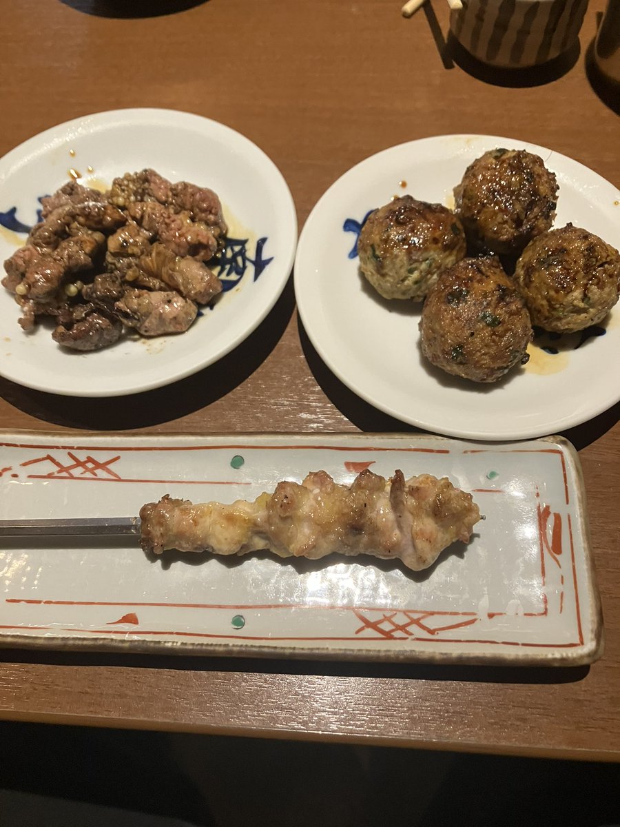 SpiceDrunker's tweet photo. 肥後橋の南蛮亭さん

小さい頃から食べてる常連さんにオススメしてもらいましたと伝えると、
すぐ誰か分かってくれました！
凄い！お父様がそんなに通ってたんですね

チキンカレーは激辛のキーマで粘度高い
ギリギリの辛さで汗だくです。
米は硬めで麦も混ぜてます
ココナツミルクつかったベシャメルソースと合わせてバランス取り。

燗酒は店長さんに本気で好きな事を伝えると応えてくれます

色々BY古いやつ持ってきてくれました
古酒の宴となりました
幸せです