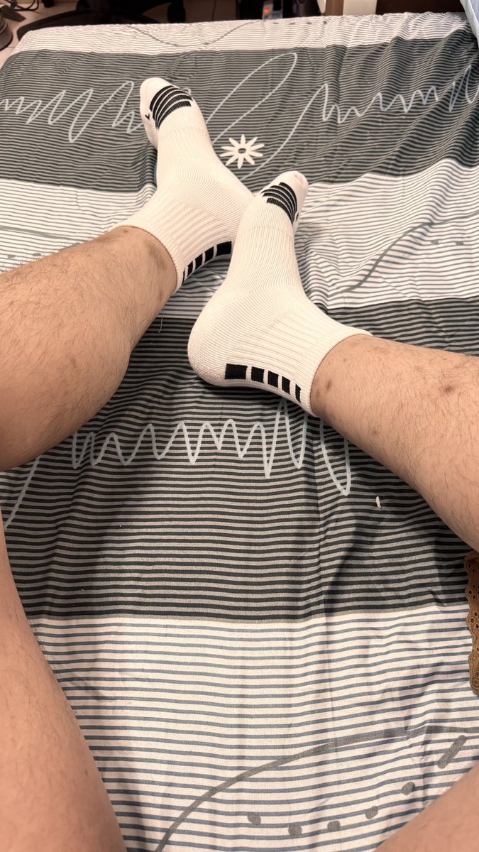 blaverse0818's tweet photo. 試穿新的中筒菁英襪

希望主人 @AsaiEnto 會喜歡🥰

中筒的穿起來比較方便

決定拿來上班送貨穿

不知道送貨穿一整天味道會不會很濃🥴 https://t.co/vPRq83VpJQ