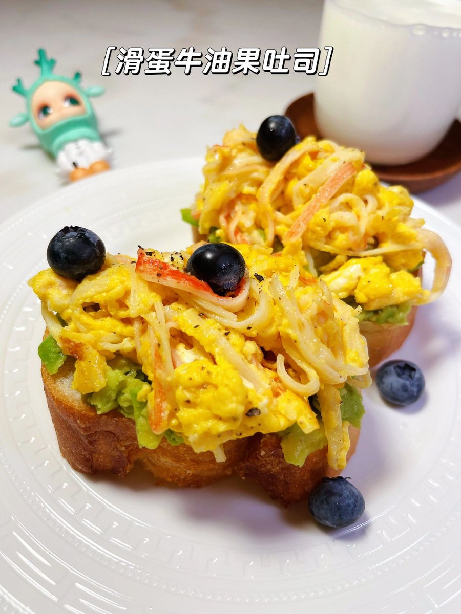 MichealVarxdfo's tweet photo. Sunny weekend lunch = crispy homemade avocado toast with a dash of chili flakes and iced latte. Pure small joy!， https://t.co/0yp9TRCSLP