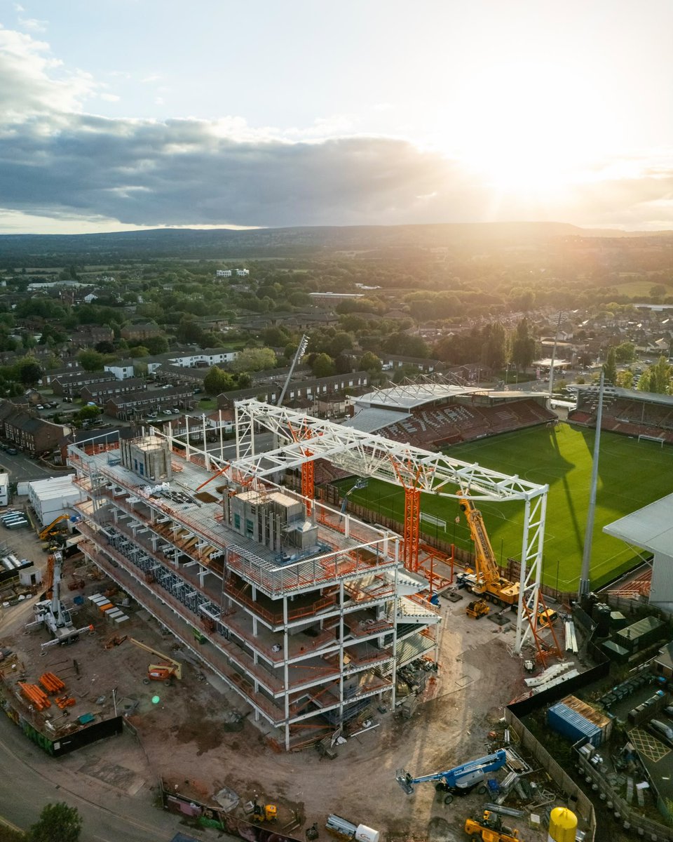 Wrexham_AFC's tweet photo. The transformation of our Kop stand has reached a landmark moment following the successful installation of the stand's 125-tonne inverted ribbon truss.

🔗https://t.co/DFiSb9XL08

🔴⚪ #WxmAFC https://t.co/5evWUeVATu