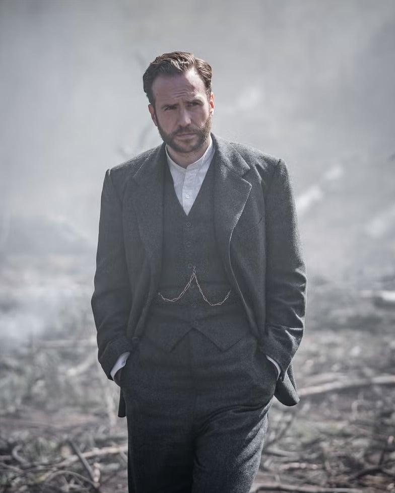 MTNbreaking's tweet photo. 'Jurassic World' and 'The War of the Worlds' star Rafe Spall has been cast as Arthur Weasley in Season 2 of HBO's 'Harry Potter' TV series reboot.

Rafe is the real-world son of Timothy Spall, who played the villainous Peter Pettigrew (Wormtail) in the original films. https://t.co/AaNSwBphNJ