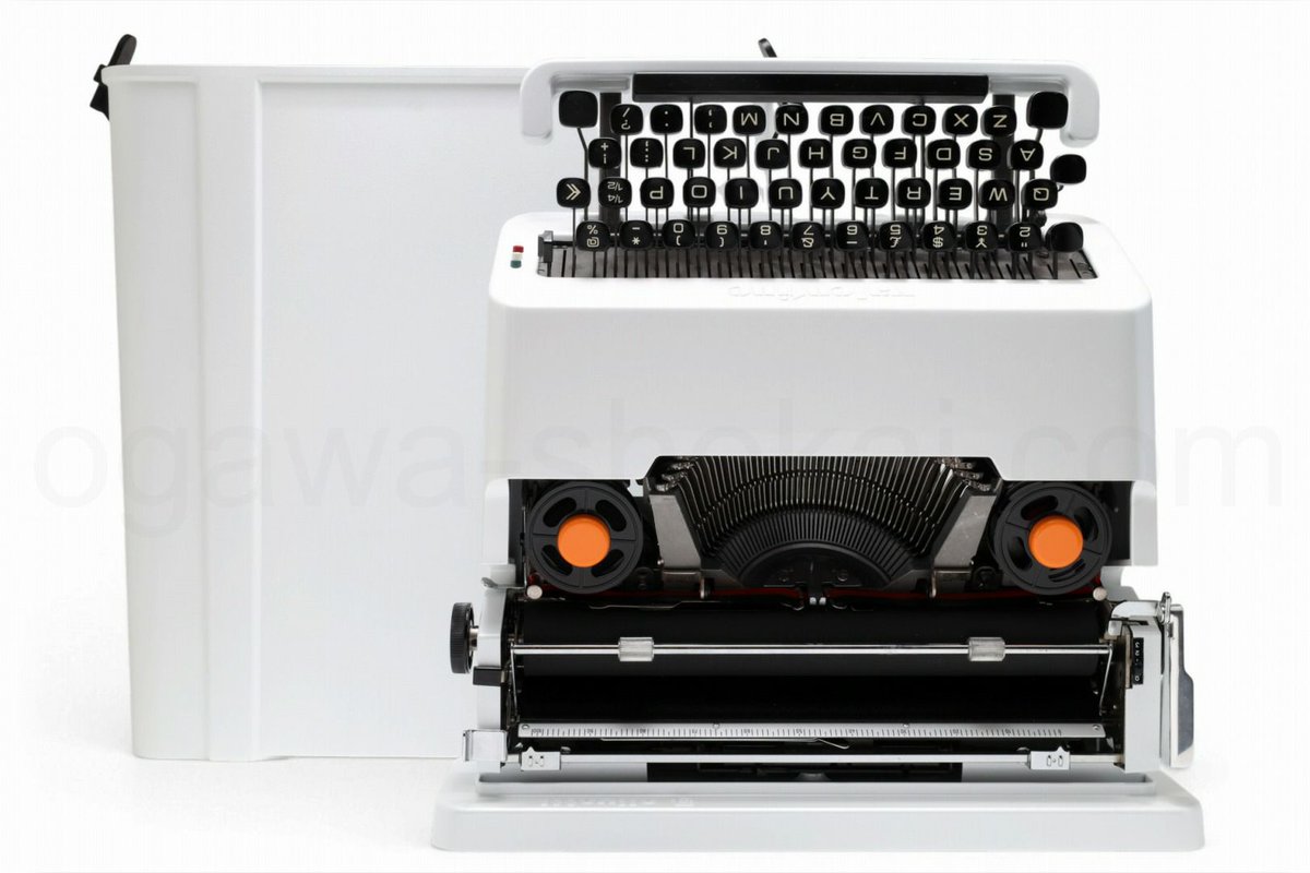 ogawashokai's tweet photo. 昨日に続きolivetti valentineパールホワイトの販売です。
一見すると純正色のホワイトvalentineですが、こちらはパールを含んだパールホワイトのvalentineです。
パールが入っているので光、角度によって色が変わったり飽きないお色になっています。
#タイプライター #typewriter #olivettivalentine https://t.co/L2jEc4nziN
