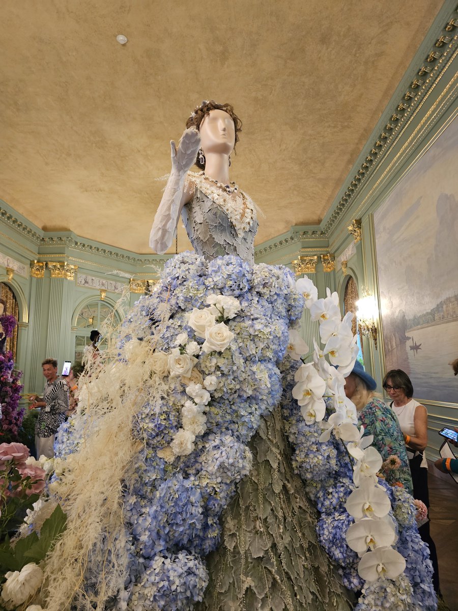 sharahhanna's tweet photo. THE ARTISTS USED FLOWERS FOR THE COSTUMES, THEIR THEME IS THE CHARACTERS OF THE GILDED AGE SHOW. IN PERSON, IT WAS SO INTRICATELY BEAUTIFUL
#FILOLI https://t.co/JVG4TVc4Rz