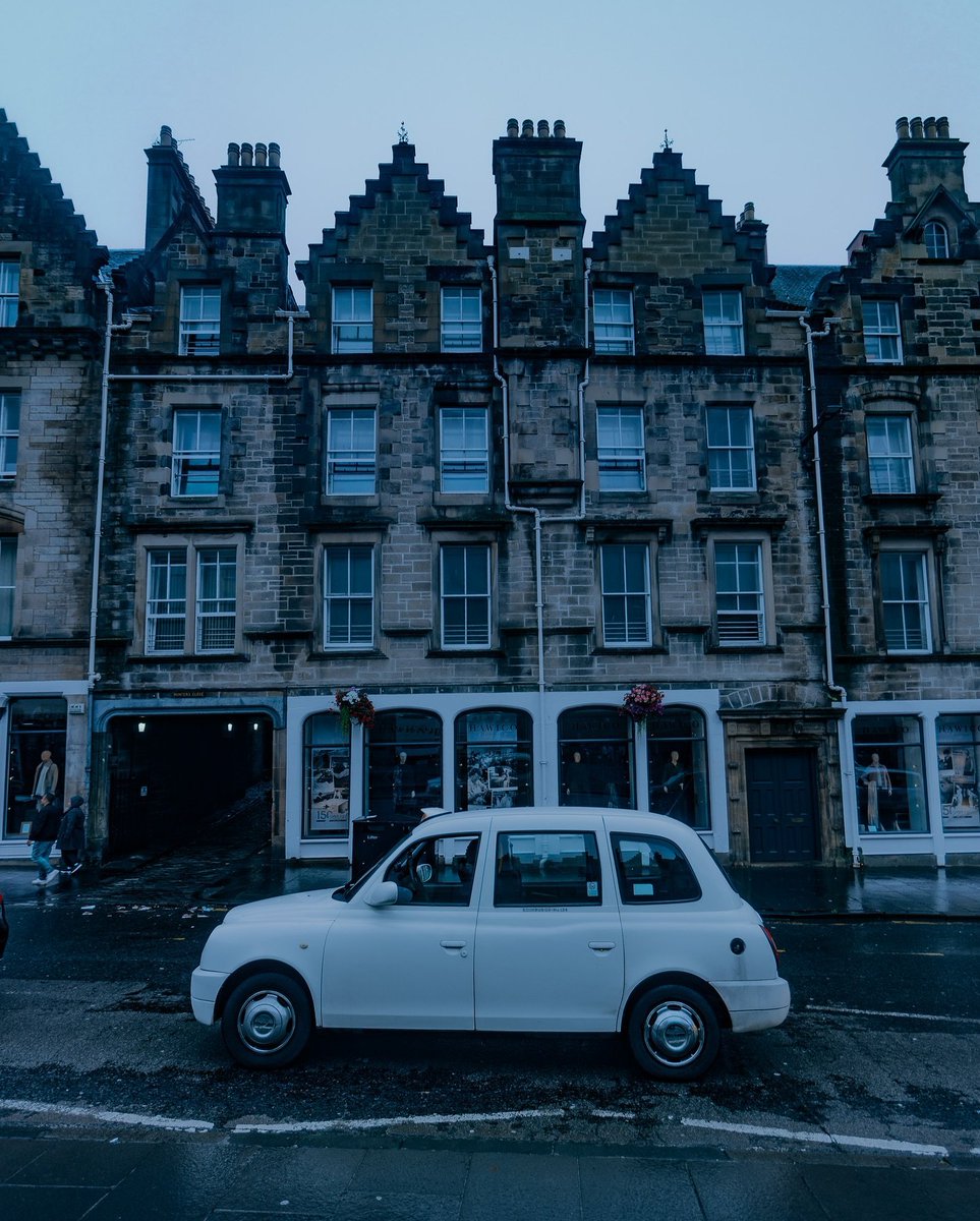 Alina_bloom79's tweet photo. The gothic streets of Edinburgh, covered in rain 🌧.. https://t.co/6gtsHQNi8j