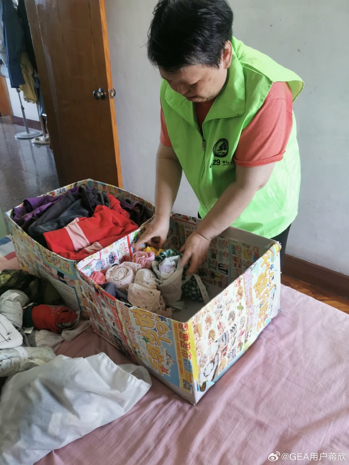 11sy04's tweet photo. Tired of clutter Cleared out my old books and clothes this weekend—got 3 big bags ready for donation. Small steps = big wins for a tidy, calm space. https://t.co/J5KGVW5jRv