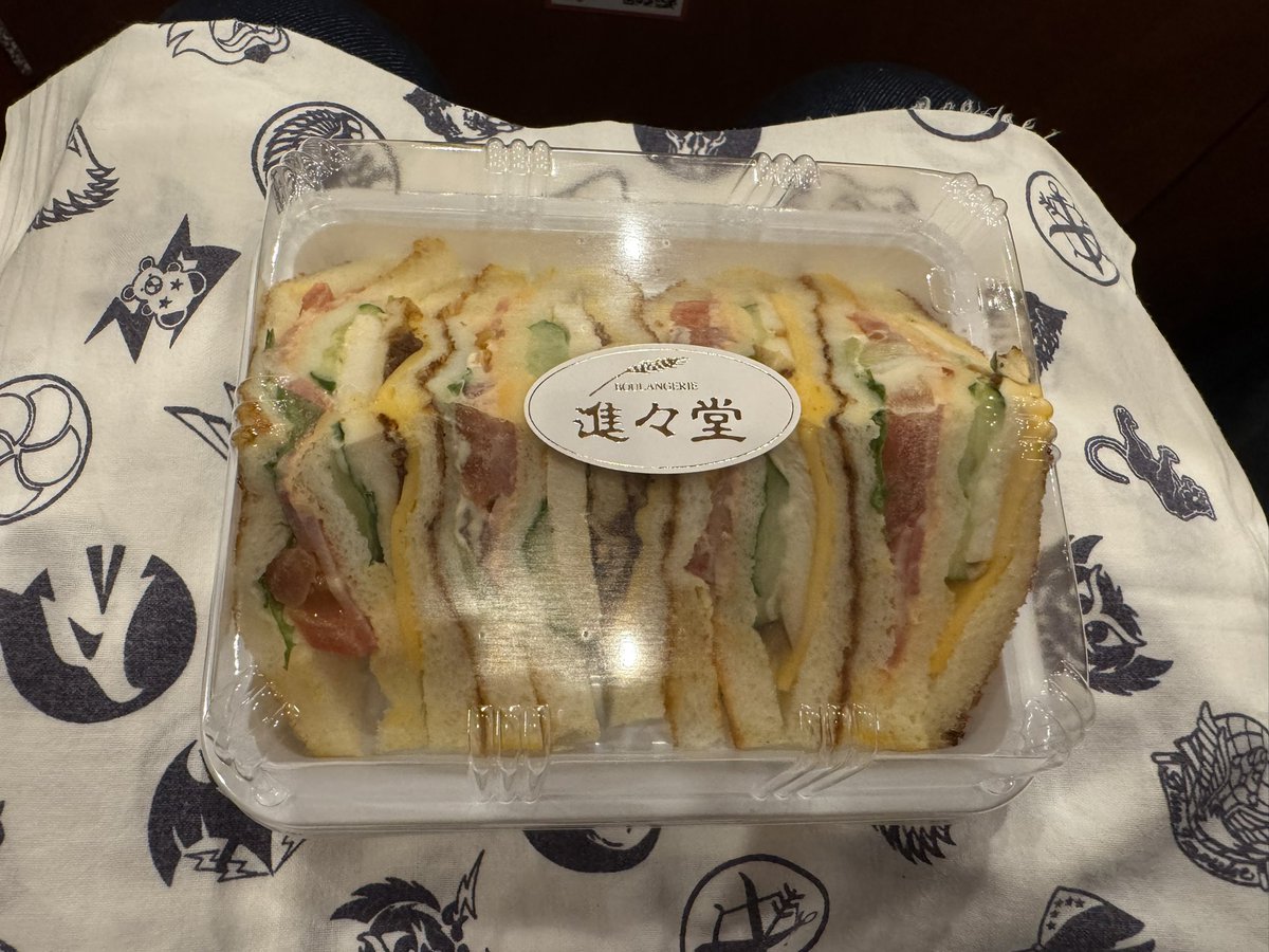 DELLA_ST's tweet photo. 雨の南座で #ルパン歌舞伎
「流白浪燦星」ルパ〜ン三〜世〜
松嶋屋飛んだよ。
幕間のお供は新々堂のクラブサンド。
「目を瞑った写真は即削除」との指令が出ましたが、ちゃんと撮れていました。 https://t.co/RLdGXIhisp