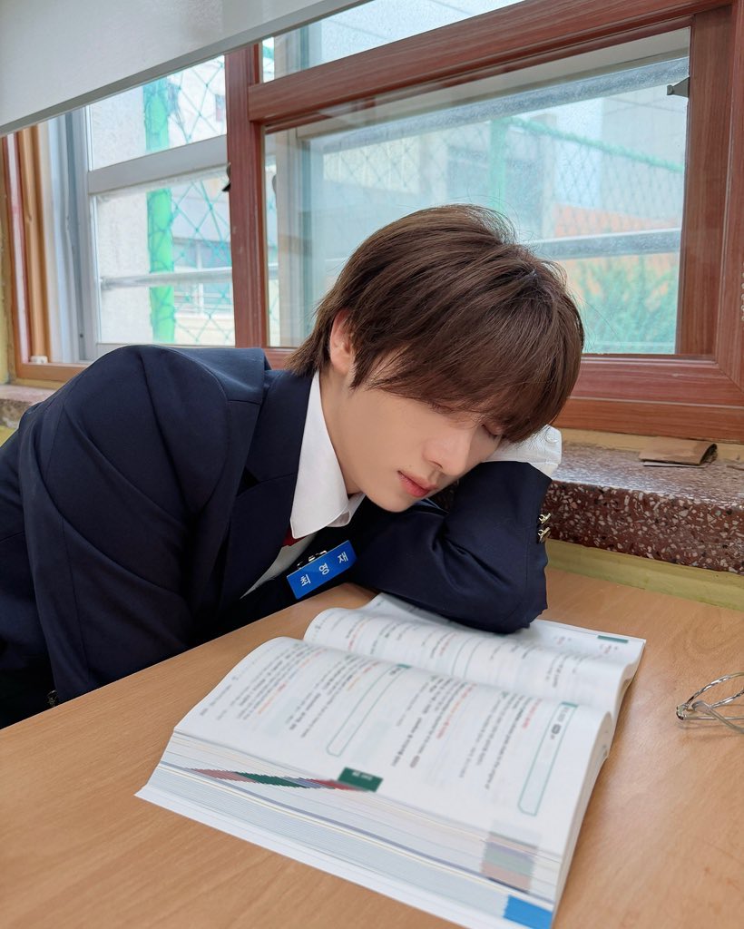 _wonhee20's tweet photo. いつも眼鏡かけてる静かな男子が、休憩時間にメガネ外して寝てて、こんなに綺麗な顔してたんだ…って見てたら目が合って恋が始まった時⬅️🙋🏻‍♀️ ヨンジェメロすぎて私が危ない（？） https://t.co/Bvr0bODZXs