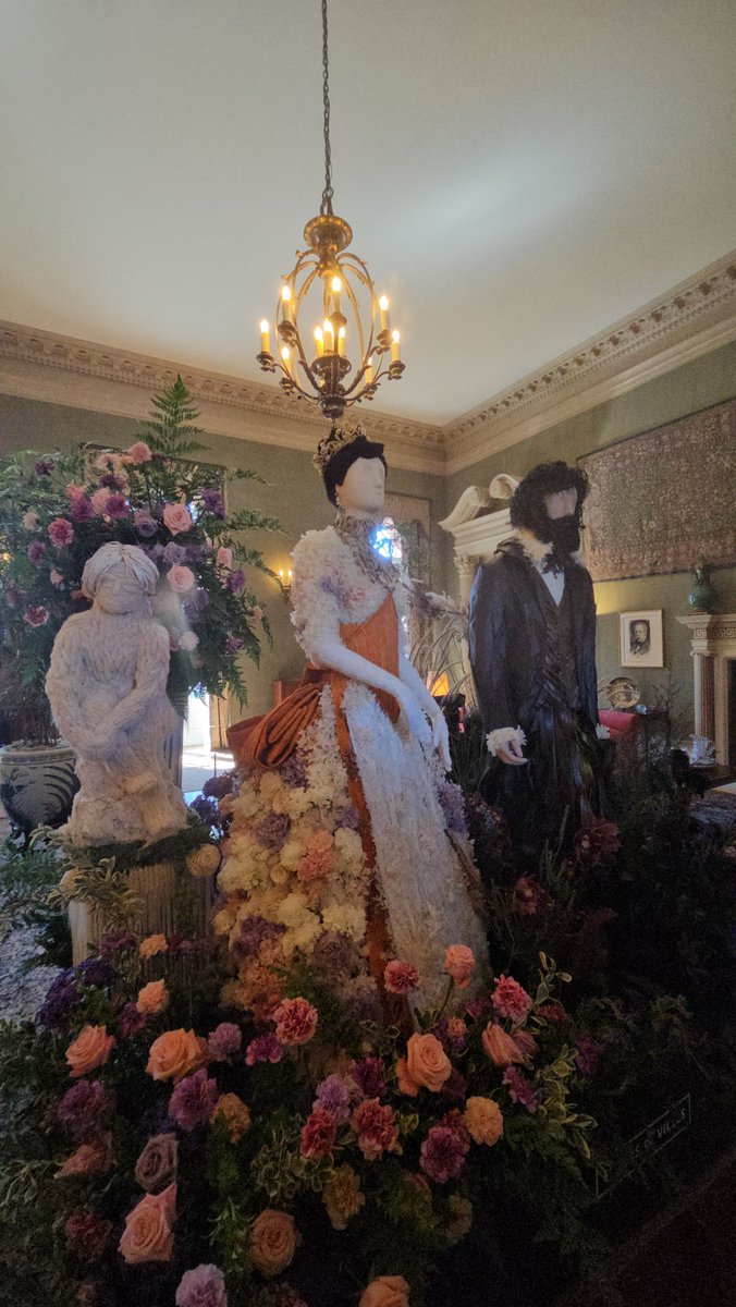 sharahhanna's tweet photo. THE ARTISTS USED FLOWERS FOR THE COSTUMES, THEIR THEME IS THE CHARACTERS OF THE GILDED AGE SHOW. IN PERSON, IT WAS SO INTRICATELY BEAUTIFUL
#FILOLI https://t.co/JVG4TVc4Rz