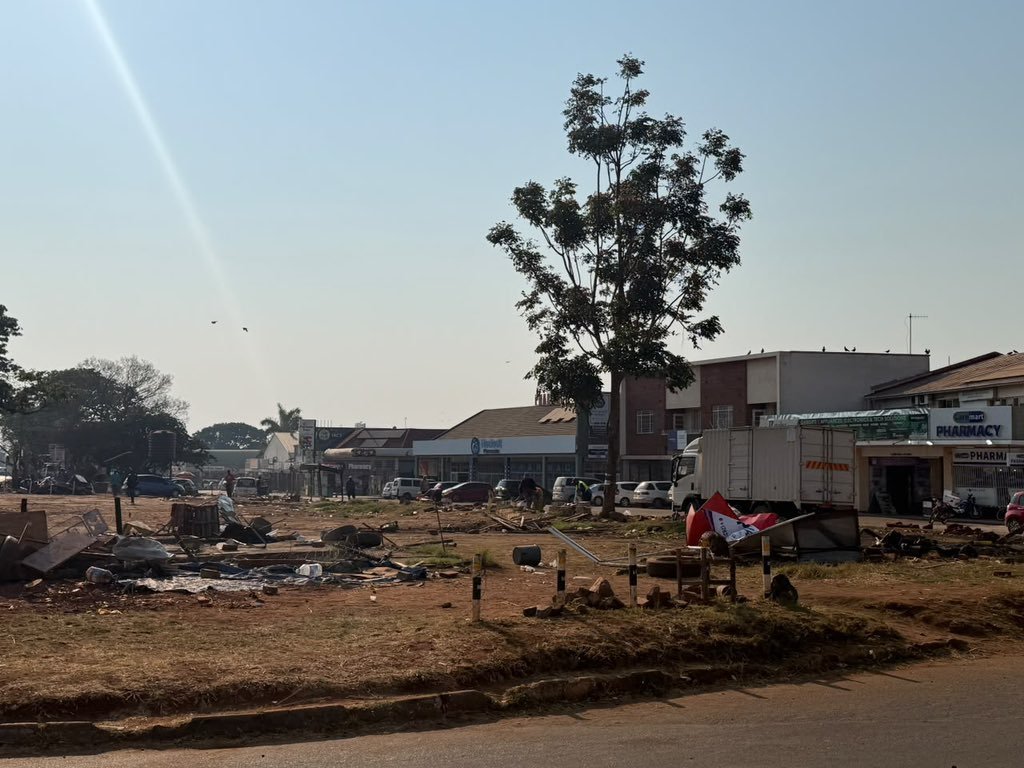 HazelNcube2r's tweet photo. A big thank you to Minister Daniel Garwe and @hcc_harare for taking decisive action to restore cleanliness and order in Harare.The Government’s clean up programme is protecting public health,improving our environment and restoring the dignity of our capital city https://t.co/72zA0Df1n5