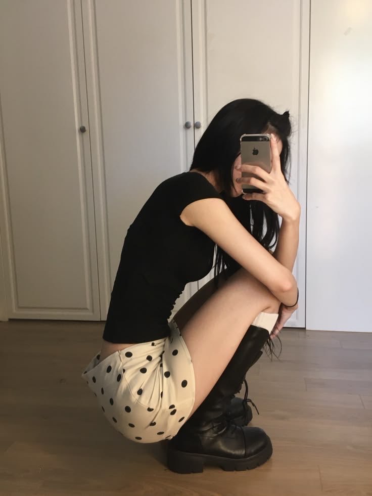 magnoliasomeday's tweet photo. i wanna be skinny enough to be able to sit like this https://t.co/DRlHzof8uP