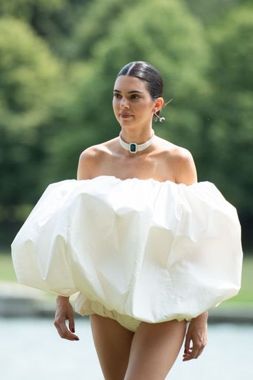 icimodeuse's tweet photo. Kendall For Jacquemus' "Le Chouchou" show in Versailles, France https://t.co/7oNbvtGXqL