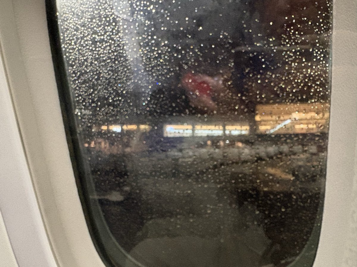 a_k_i0214's tweet photo. 帰ります✈️
夏休み早い😭
 #ANA  #NH539 https://t.co/0OwaaCV5vb