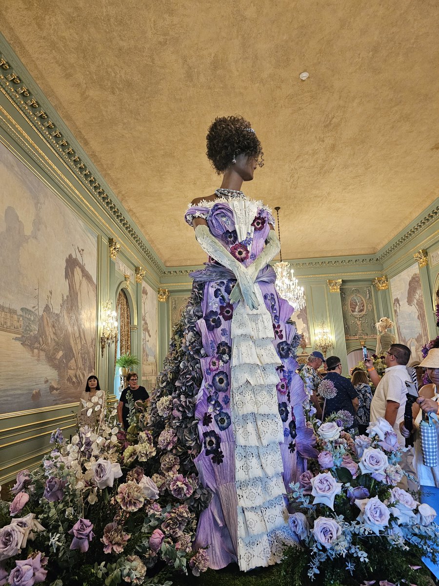 sharahhanna's tweet photo. THE ARTISTS USED FLOWERS FOR THE COSTUMES, THEIR THEME IS THE CHARACTERS OF THE GILDED AGE SHOW. IN PERSON, IT WAS SO INTRICATELY BEAUTIFUL
#FILOLI https://t.co/JVG4TVc4Rz