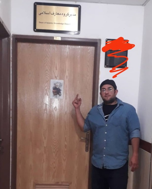 NimaGEOINT's tweet photo. شب رفتیم جلوی بیمارستان کسری، میدون آرژانتین. من، دوستم فری، خانمش ندا و خواهرم شیما همراهمون بودن. شیما و ندا رو نمی‌شد کنترل کرد. دیوانه شده بودن. داد می‌زدن، فریاد می‌زدن: «مرگ بر دیکتاتور.» سرشونو از پنجره‌ی ماشین، بیرون می‌آوردن. نمی‌شد کنترلشون کرد. من و فری حسابی ترسیده بودیم. جلوی بیمارستان پر کلان بود. انتظامی. با لباس شخصی و این حرفا. اصلا نمی‌شد با ماشین وایساد. مخصوصا وقتی این دو تا مدام شعار می‌دادن. بقیه خانما هم تو ماشینای اطراف همینجوری بودن. انگار همه با هم آمپر چسبونده بودن. خیلی عجیب بود اون شب.
با هزار بدبختی اون شب رسیدیم خونه. شب رفتم سوپری محل. می‌گفت: دوباره مسخره بازی شروع شد. این مسخره بازیا به هیچ‌جا نمی‌رسه. آخوند قوی‌تر از این حرفاست که چهارتا دختر پسر قرطی ورش دارن."
بحث شدیدی در گرفت. گفتم چرا شما نمیاید کمک خوب؟ گفت "که چی بشه، فردا دخترم تو روم وایسه؟!" 

کات✂️

اوایل مهر بود. فیفی رو برده بودم از دامپزشکی براش غذای سگ بگیرم. برگشتنی رسیدم سر جمالزاده‌ی شمالی. رفتم مرغ‌فروشی که دل مرغ و گردن هم بگیرم که یهو یکی فریاد زد: «اومد�� جاکشا!»

نزدیک پنجاه تا موتور یگان ویژه ریختن سر جمالزاده. از انقلاب اومده بودند. تمام خیابون پر گاز اشک‌آور شد. چشم، چشم رو نمی‌دید. چپیدیم هفت‌هشت نفری توی یه عطاری و کرکره رو هم کشیدیم.
صاب مغازه با لهجه کردی داد میزد: 

“نمیشه اینجا بمونید. برید بیرون”

کولر اشک‌آور رو کشیده بود تو. نمیشد نفس کشید. نگران فیفی بودم بیشتر. چشاش قرمز شده بود. 7 کیلو بود همش. کرکره رو زدم بالا و رفتیم بیرون. مامورا نبودن. تا سر نصرت دویدم. همه جا از اشکآور مه گرفته بود.
 توی اشک‌آور زیاد که می‌دویی، یه چیزی ته مخچه‌ات می‌سوزه.

سر نصرت که رسیدم، سی چهل تا موتوری از توی قدر پیچیدن تو جمالزاده. 3 دقیقه با خونه فاصله داشتم ولی راه بسته بود. نه میشد بری بالا نه سمت کارگر. ناچار رفتم تو نص��ت. فیفی و خریدا دستم. نا برام نمندع بود. مغزم می‌سوخت. یه موتوری دید اوضاعمو. گفت: "داداش خودت هیچی. این زبون بسته رو بگیرن می‌کشن بی‌ناموسا. بپر بالا تا یه جایی ببرمت."

بیست دقیقه دور زدیم تا بلا��ره راه باز شد رسوند منو دم در خونه. 

✂️

شیما عدل همون شب رفته بود کلاس زبان. موسسه زبان ضلع شرقی میدون ولیعصر بود.  شب قبلش باهاش بحث کرده بودم: «نرو، فردا قراره شلوغ بشه.» گوش نداده بود. به خودم فحش خارمادر می‌دادم که چرا گذاشتم بره. تلفن‌ها قطع بود. نمی‌شد باهاش ارتباط گرفت. قرار بود ساعت شش و نیم تعطیل شن.

تا ساعت هفت، هفت و نیم تلاش کردم برسم میدون ولیعصر، ولی از شونزده آذر نمی‌شد جلوتر رفت. می‌زدن. معلوم نبود گلوله‌ست یا ساچمه‌ست. برگشتم خونه.

ساعت ده شب، خودش با ماشین مادر یکی از دوستاش رسید. گارد ویژه شیشه‌های مؤسسه‌ رو شکسته بود. گاز اشک‌آور انداخته بودند تو، حرامزاده‌ها.

✂️

آبان که شد، پسرداییم سیاوش با همون رفیقم فری و مسعود (که نوازنده سه‌تار معروفیه) رفته بودن اکباتان که گرفتنشون. 4 ماه فرستادنشون فشافویه آب خونک بخورن. نگهبان زندان حتی حلقه ازدوا�� فری رو هم دزدید.

✂️

اواخر آذر، دور اقیانوس (حوض وسط دانشگاه سراسری یزد) نشسته بودم. بچه‌های لیسانس تظاهرات کرده بودند. مسئول اصلاح‌طلب انجمن اسلامی اسماشون رو گرفت.

هرچی بهشون می‌گفتم: «اشتباه ما رو نکنید»، به این حرومزاده اصلاح‌طلب اسم و اطلاعات ندید. خاطرات ۸۸ از جلوی چشام همین‌جوری رد می‌شد {اون موقع لیسانس می‌خوندم دانشگاه گیلان}. 
اینجا دانشجوی ارشد بودم و کسی هم نمی‌شناختم. ولی به همه بچه‌ها چندبار گفتم: «ندید آقا. به این حرامزاده‌ی اصلاح‌طلب اسماتون رو حداقل کتبی ندید.»
بهشون می‌گفت دوربینای دانشگاه همه رو گرفتن، پس این اسمها کاربرد اطلاعاتی خطرناک نداره! 
زر می‌زد اصلاحلب خروم‌لقمه. دوربینا اپراتور نداشت. هرکی رو تقریبا دانشگاه یزد گرفتن، از روی اون لیست بود.

حلاصه گوش نکردن. نمی‌دونم می‌خواستن یه توماری، بیانیه‌ای، چیزی امضا کنن. خیلی‌هاشون تعلیق خوردن و یکی دو نفر هم ��خراج شدن.

بگذریم.
 همون روز،
یه حراستی اومد جلوم، گفت: «آقا، شما دانشجویی اینجا؟»

خاطرات دستگیری پسرداییم سال ۸۸ روبه روی نرده‌های علوم پایه دانشگاه گیلان و شکنجه‌هایی که شده بود (توی بند اطلاعات رشت زیرزمین ساختمون شهرداری 15 روز حبس بود بدون اینکه کسی خبردار بشه) و بلایی که سر خودم آورده بودن، عین نوار کاستی که رو دور تند پلی کنی، از جلوی چشام رد می‌شد.

رد دادم یهو اصلا. بی‌خودی با مشت گذاشتم وسط سینه‌ش. نه توهینی بهم کرده بود نه اصلا این طرف نزدیک پارکینگ تجمع و شلوغی خاصی هم نبود! 
خلاصه سکندری خورد ومثل یابوی افلیج پخش زمین شد، مردک ریقو.

از شانس گند ما، طرف، رئیس حراست دانشگاه یزد بود. (هم‌دوره‌ای‌ها یادشوونه. همش یه پیرهن سبز لجنی می‌پوشید)  منم که دانشجوی ارشد بودم و کسی رو نمی‌شناختم. اگه می‌شناختم عمرا نمی‌زدمش) 
 خلاصه چند نفر دیگه حراستی اومدن و کارت دانشجوییم رو گرفتن و در کمال تعجب ولم کردن!

اومدم گوشه پارکینگ یه سیگار بکشم. یکی از پرسنل خدماتی دانشگاه داشت جارو می‌زد. پیرمردی بود. 

با لهجه‌ی یزدی گفت: «گندشو درآوردِن. آزادی، آزادی تو سرتون بخوره، آشغالاشم می‌باس من جمع کنم. خدا می‌دونه یَتا گونی کامل همین بعد از ظهر فقققط جمع کردم.»

باهاش بحث نکردم. خسته شده بود. ولی واسم عجیب بود. هیچ حس همدردی خاصی نداشت!

شب رفتم خونه. فردا ظهرش دو نفر با تیپ بسیجی با موتور اومدن دم در. آیفون تصویری رو زدن. یارو گفت: «آقا، کفترمون افتاده روی پشت‌بامتون. باز کنید ما بریم برداریم.»

گفتم اینا دیگه خیلی منو خر فرض کردن. در رو باز نکردم. البته اون‌قدر آدم مهمی نبودم که بیان دنبالم، ولی دو سه روز رفتم ده بالا مخفی شدم. 

توی توییتر سه نفر اون جواب چت‌هام رو می‌دادن:
امیر اعتمادی مشاور شاهزاده (که دمش گرم به منی که 100 تا فالوور داشتم یک در میون جواب می‌داد. طومار هم می‌نوشتم واسش!)
پوریا زراعتی (که دمش گرم. اونم بیشتر چت‌هارو می‌خوند. مثلا ما یه کار جالب کردیم دانشگاه یزد. اولین بار بچه های خوابگاه شبونه زدن بیرون و شعار دادن. اول دخترا و بعد پسرا. فیلماشو زراعتی از اینترنشنال فرداش پخش کرد و بعدشم به کل دانشگاه‌های دیگه هم رسید.)

 نفر سومی که پاسخ چت می‌داد
اون اصلاح‌طلبه ملیگرای پلاستیکی بود که برگشت ایران:
پیمان عارف
(نیم ساعت فکر کردم تا اسمش یادم بیاد)

بهش پیام دادم گفتم به نظرت برم دانشگاه فردا؟، گفت بری قطعا می‌گیرنت. وایسا آب از آسیاب بیوفته بعد برو.

گوش دادم و نرفتم. بد هم نشد خداییش.

هفته‌ی بعد برگشتم و یه شب هم رفتم بازداشتگاه و بعدش کمیته انضباطی و نماینده‌ی ولی‌فقیه و این داستانا. حالا ایناش مهم نیست. چون کسی رو نمی‌شناختم، حتی اگه اهل لو دادن بچه‌ها هم بودم، فایده‌ای واسشون نداشتم. خلاصه یه تعهد ازم گرفتن و ولم کردن.

✂️

۱۰ دی‌ ۱۴۰۱: با پسرخاله‌ام م��نی رفته بودیم چهارراه ولیعصر تظاهرات. دوباره همون‌جوری خفت شدیم، بین بسیجی‌ها و یگان ویژه.

این سری چندتاشون اسلحه داشتن و ساچمه می‌زدن به مردم. همراه پنج‌شش نفر دیگه رفتیم پشت یه پست برق تو ضلع شمال‌غربی چهارراه ولیعصر پناه گرفتیم.

عین صحنه‌های جنگی بود. اونا تیر می‌زدن از اون سمت خیابون، ما همون پشت قایم شده بودیم. نه راه پس داشتیم، نه راه پیش!

یه‌دفعه مانی زد روی شونم، گفت: «نیما، پشت سرت رو نگاه کن.»

پشت سرممون یه مغازه‌ی کبابی بود که به خاطر شلوغی‌ها کرکره رو تا نصف آورده بود پایین. دو سه نفر نشسته بودن اون تو، ساندویچ هم دستشون بود. می‌شد دیدشون؛ 
 یکیشون داشت می‌خندید، از اون زیر ما رو نگاه می‌کرد و روی ساندویچش سس می‌زد!

🛑این صحنه رو که دیدم، حالم به هم خورد. دیگه نرفتم. مانی رو هم نذاشتم بره، خواهرم رو هم دیگه نذاشتم از اواسط دی از خونه برای تظاهرات بره بیرون.

اینارو همه رو گفتم که بگم یه چیزی تو جنبش مهسا کم بود. مردم عادی با ما همراهی نمی‌کردن. همدردی نمی‌کردن، حس نمی‌کردن مطالبات ما، مطالبات خودشونه. 

ضمن اینکه رهبر هم نداشت. هر روز یکی یه بامبولی رو یه جا درمی‌آورد، هیچی مشخص نبود. از همون ماه اول به بعد معلوم بود به جایی نمی‌رسه. ولی با زور رسانه و اینا خیلی بولد شد.

بگذریم.

تو جنبش مهسا دو تا چیز خیلی کم بود. یکیش رهبری بود، دومیش هم حس همدردی؛ اینکه همه‌ی مردم مطالبات جنبش رو از خودشون بدونن.

#انقلاب_شیروخورشید  ۱۴۰۴ این دو تا مسئله رو حل کرد.
 به خاطر همین هم انقدر میلیونی شد. (البته من دیگه ایران نبودم)

فکر می‌کنم ما دو تا سد اصلی و سخت رو پشت سر گذاشتیم. 
بیشتر اقشار و طبقات رو همراه کردیم. علت اصلیش هم جنس جنبش 1404 بود. ملی بود. چشم‌انداز داشت. رهبر مشخص داشت. و همه باهاش ارتباط برقرار می‌کردن.

سد سوم، ریزش نیروی سرکوبه. مطمئنم واسه اون هم راهی پیدا می‌کنیم.

طولانی شد حسابی. 
ارادت.