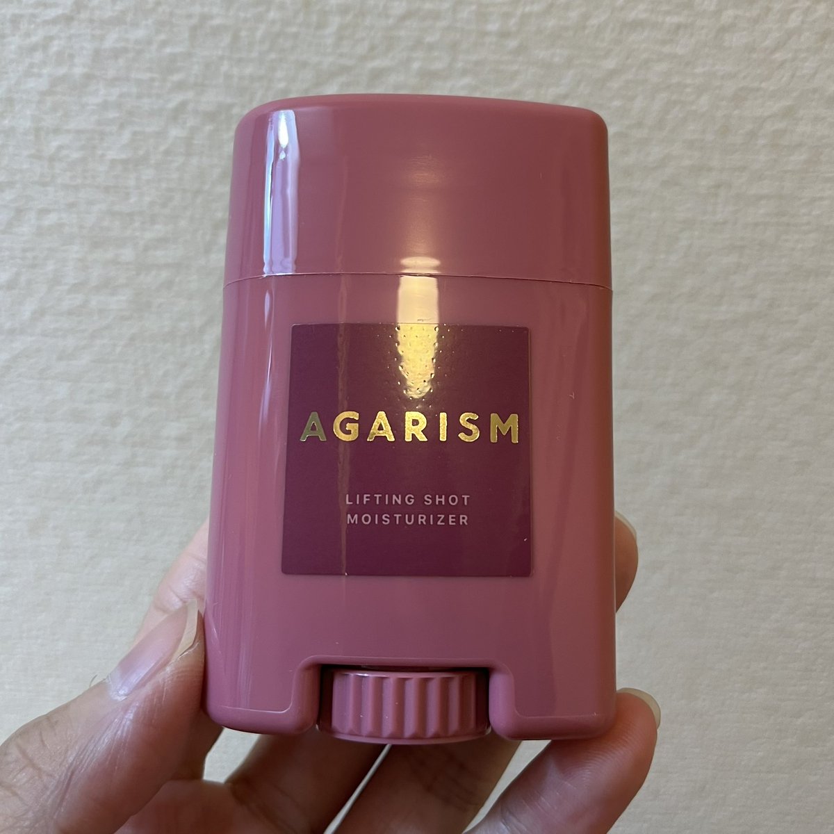 maria97076336's tweet photo. AGARISM リフティングショットモイスチャライザーを使ってみました。しずく型のスティックが顔の凹凸にフィットして塗りやすく、これ1本で保湿とマッサージが同時にできるのが便利です。手も汚れず手軽にお手入れできます！
#PR #アガリズム #新作コスメ #かっさ #リフトケア https://t.co/qRclTqAFzg