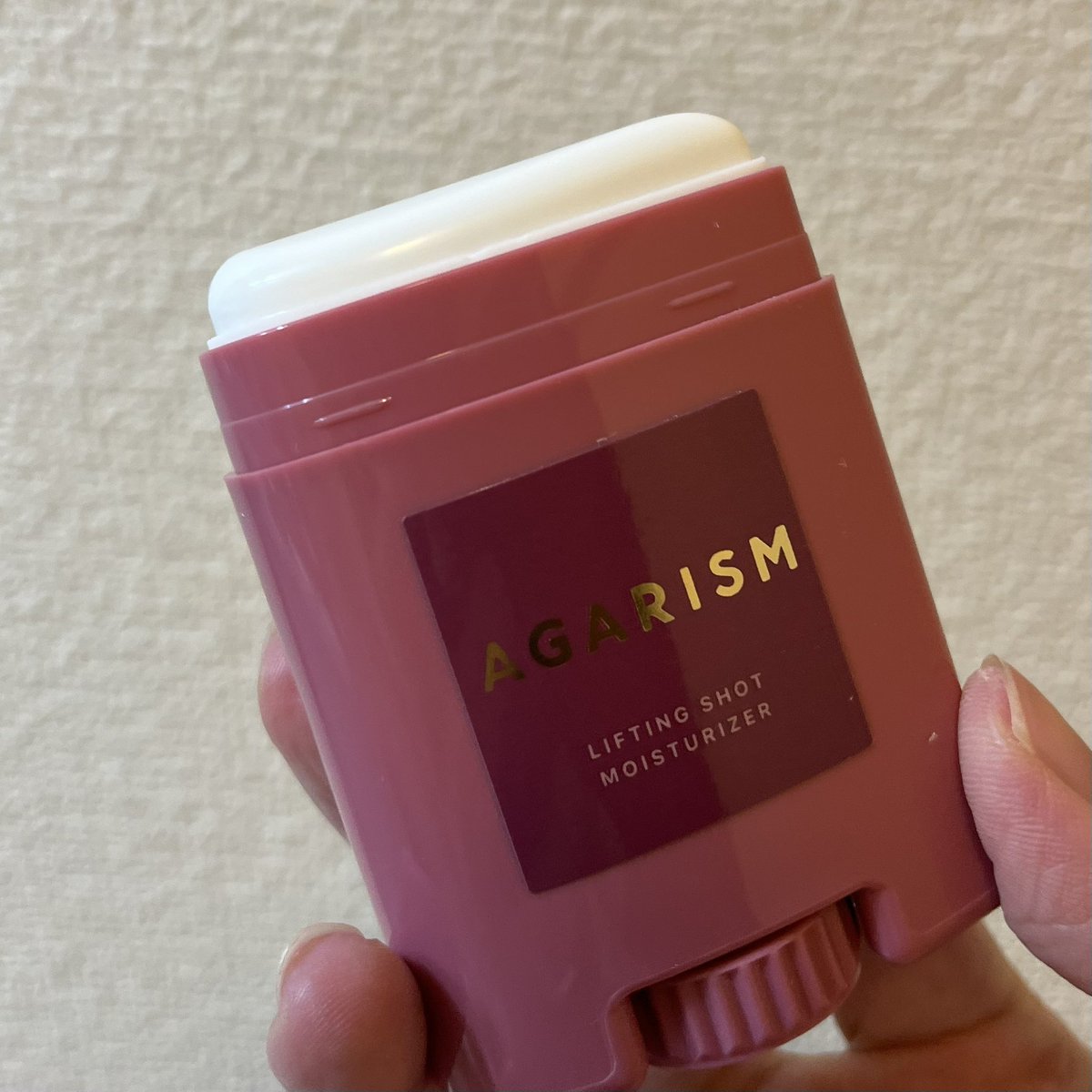 maria97076336's tweet photo. AGARISM リフティングショットモイスチャライザーを使ってみました。しずく型のスティックが顔の凹凸にフィットして塗りやすく、これ1本で保湿とマッサージが同時にできるのが便利です。手も汚れず手軽にお手入れできます！
#PR #アガリズム #新作コスメ #かっさ #リフトケア https://t.co/qRclTqAFzg