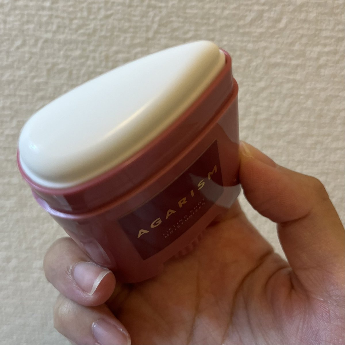 maria97076336's tweet photo. AGARISM リフティングショットモイスチャライザーを使ってみました。しずく型のスティックが顔の凹凸にフィットして塗りやすく、これ1本で保湿とマッサージが同時にできるのが便利です。手も汚れず手軽にお手入れできます！
#PR #アガリズム #新作コスメ #かっさ #リフトケア https://t.co/qRclTqAFzg