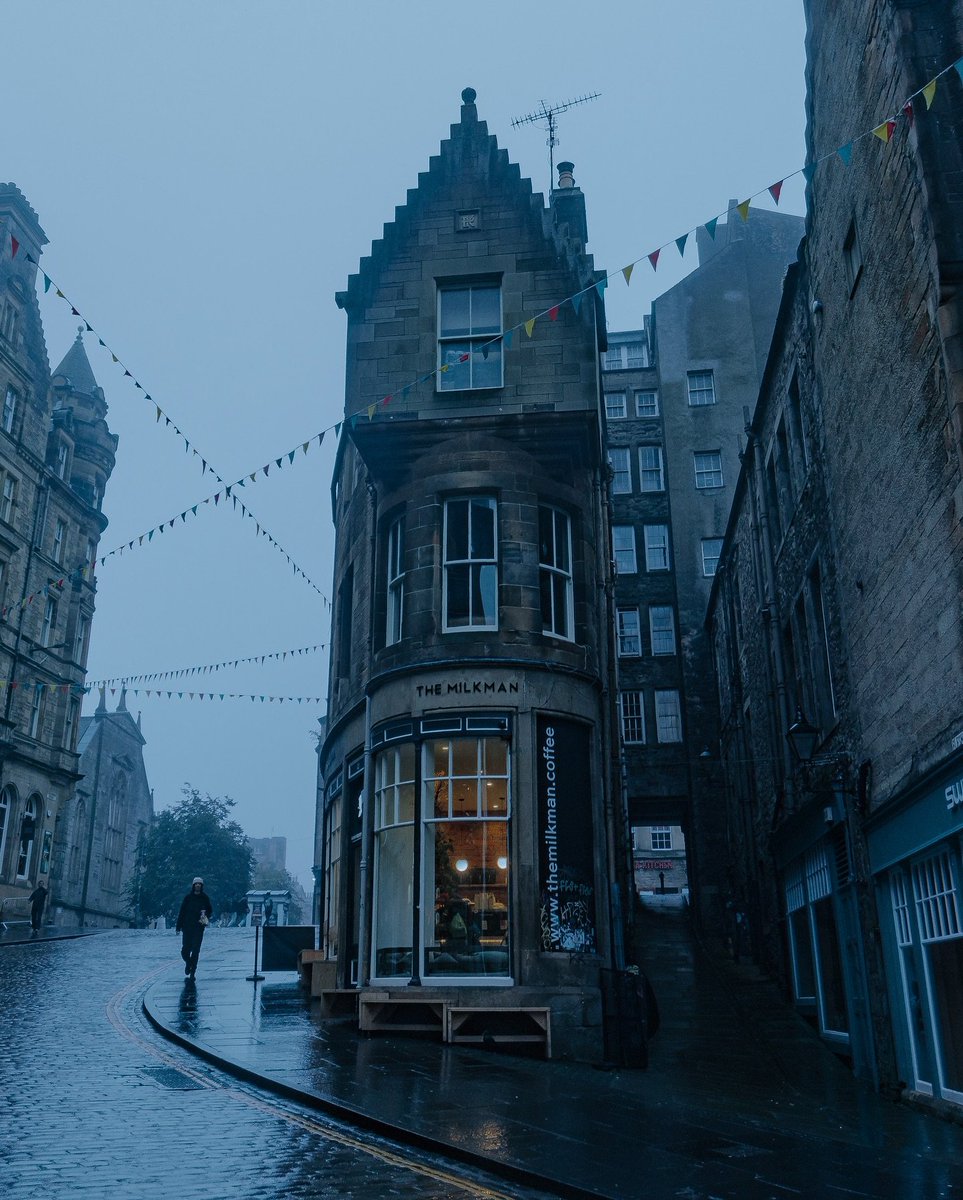 Alina_bloom79's tweet photo. The gothic streets of Edinburgh, covered in rain 🌧.. https://t.co/6gtsHQNi8j