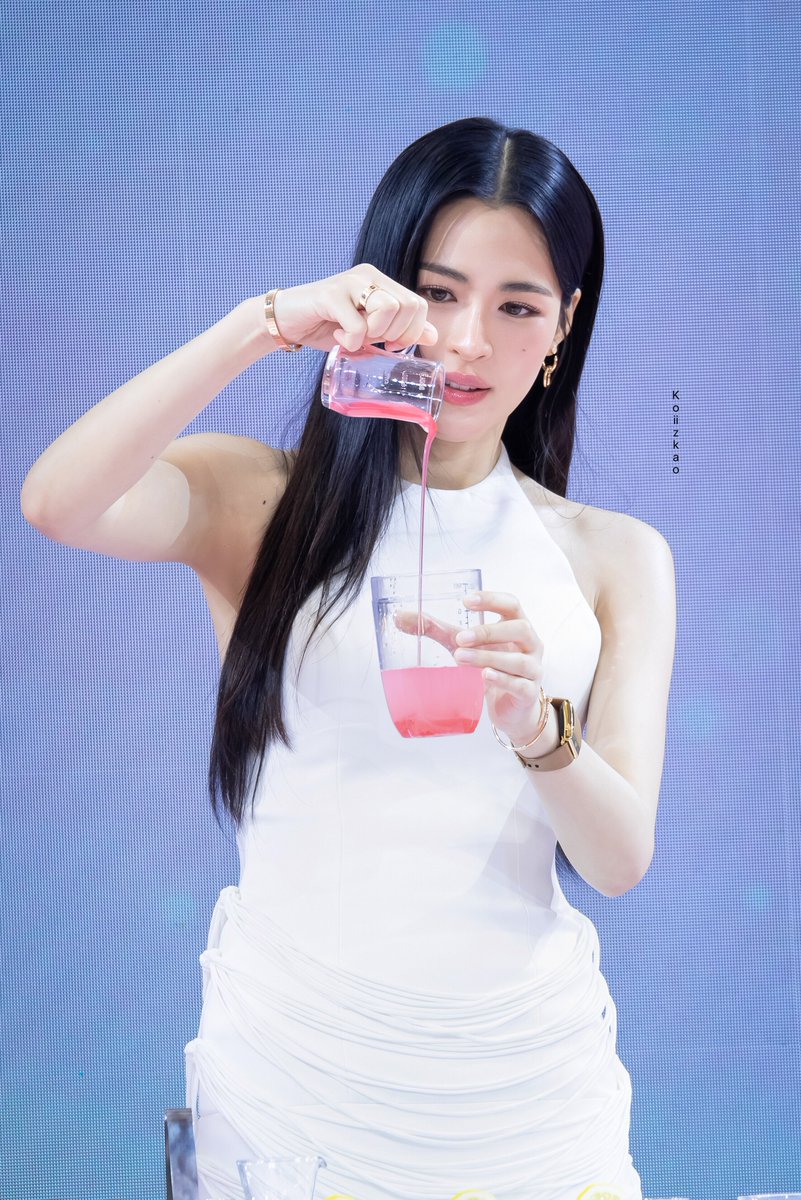 Koiiz9's tweet photo. 🍸🍸🍸🍸🍸

EUCERIN SPOTLESS WITH LINGLING 
#EucerinNO1BrighteningCelebrationXLingLing 
#LinglingKwong #หลิงหลิงคอง‌ https://t.co/UOXEyrC5Jy