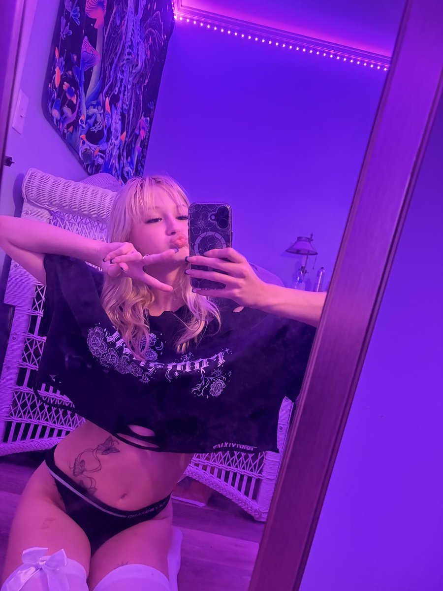 coracorexo's tweet photo. cropped shirt never miss https://t.co/fkdoE4mbBc