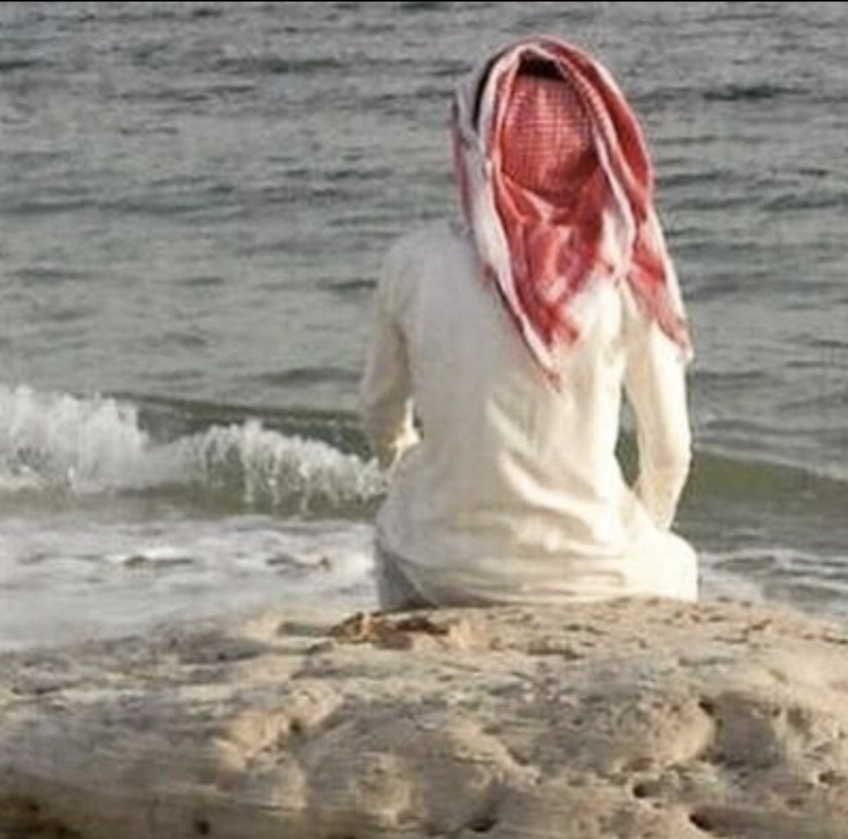 ka1287727's tweet photo. لا تخاف من اللي يكرهك …
خاف من اللي يسوي نفسه يحبك،
وهو يخفي لك عكس ما يُظهر. 🖤
فالعداوة الواضحة أهون من الودّ المزيّف. https://t.co/UTWUl9Shdg