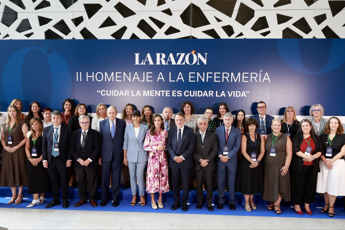 CasaReal's tweet photo. La Reina preside el II Homenaje a la Enfermería, una jornada que reunirá a profesionales, expertos e instituciones, bajo el lema "Cuidar la mente es cuidar la vida", organizada por el diario La Razón.

➡️https://t.co/Nb33ZfvMTQ https://t.co/yxwJFjfYjR