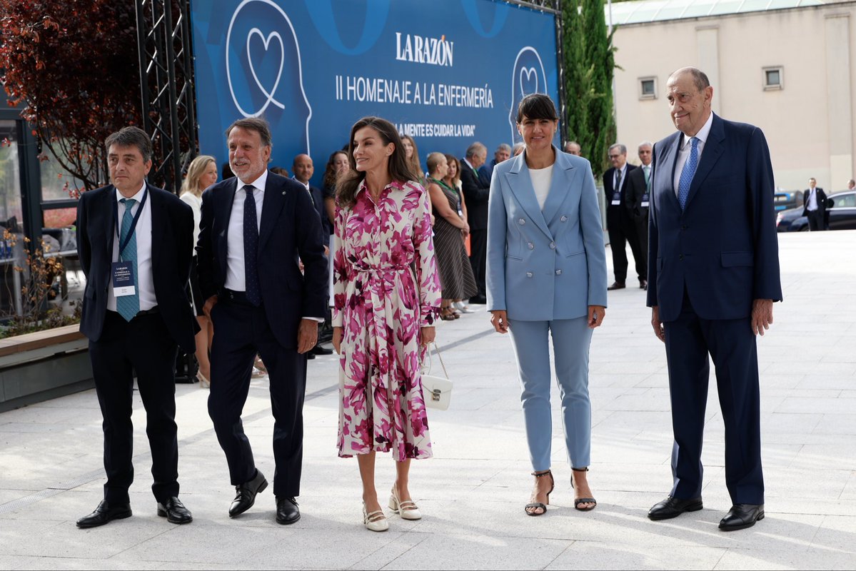CasaReal's tweet photo. La Reina preside el II Homenaje a la Enfermería, una jornada que reunirá a profesionales, expertos e instituciones, bajo el lema "Cuidar la mente es cuidar la vida", organizada por el diario La Razón.

➡️https://t.co/Nb33ZfvMTQ https://t.co/yxwJFjfYjR