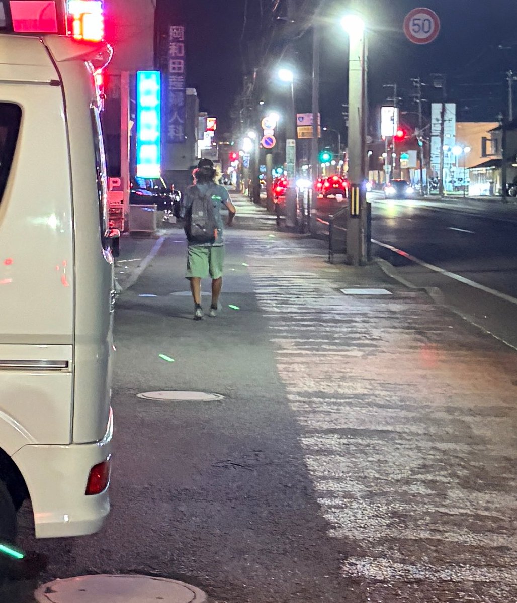 eyebeam1011's tweet photo. 今、ヘルプマーク付けて耳が聞こえないから500円のもじゃもじゃな髪の毛の外人男性が来た！追っ払ったけどね！

函館の飲食店のみんな注意ね！こ
写真の人ね🤟 https://t.co/6A3h7149IY