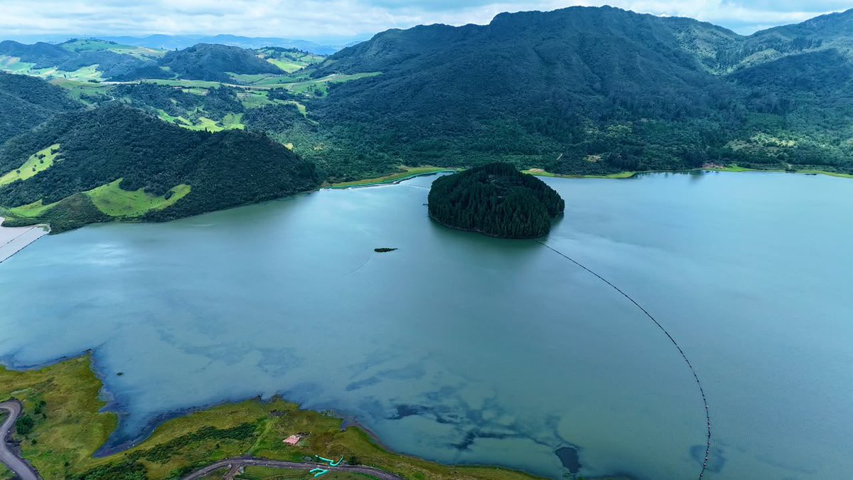Alfred_Balle's tweet photo. Frente al reto climático en Cundinamarca, actuamos con soluciones basadas en la naturaleza e ingeniería de precisión.

En el embalse El Neusa avanzamos en la fase 1 para recuperar un millón 600 mil m³ de capacidad útil

Retiramos más de 664.000 m³ de sedimentos (equivalentes a 260 piscinas olímpicas).

Implementamos biofiltros y obras de bioingeniería.

Reemplazamos pinos por especies nativas para blindar el ecosistema.

Infraestructura al servicio del agua