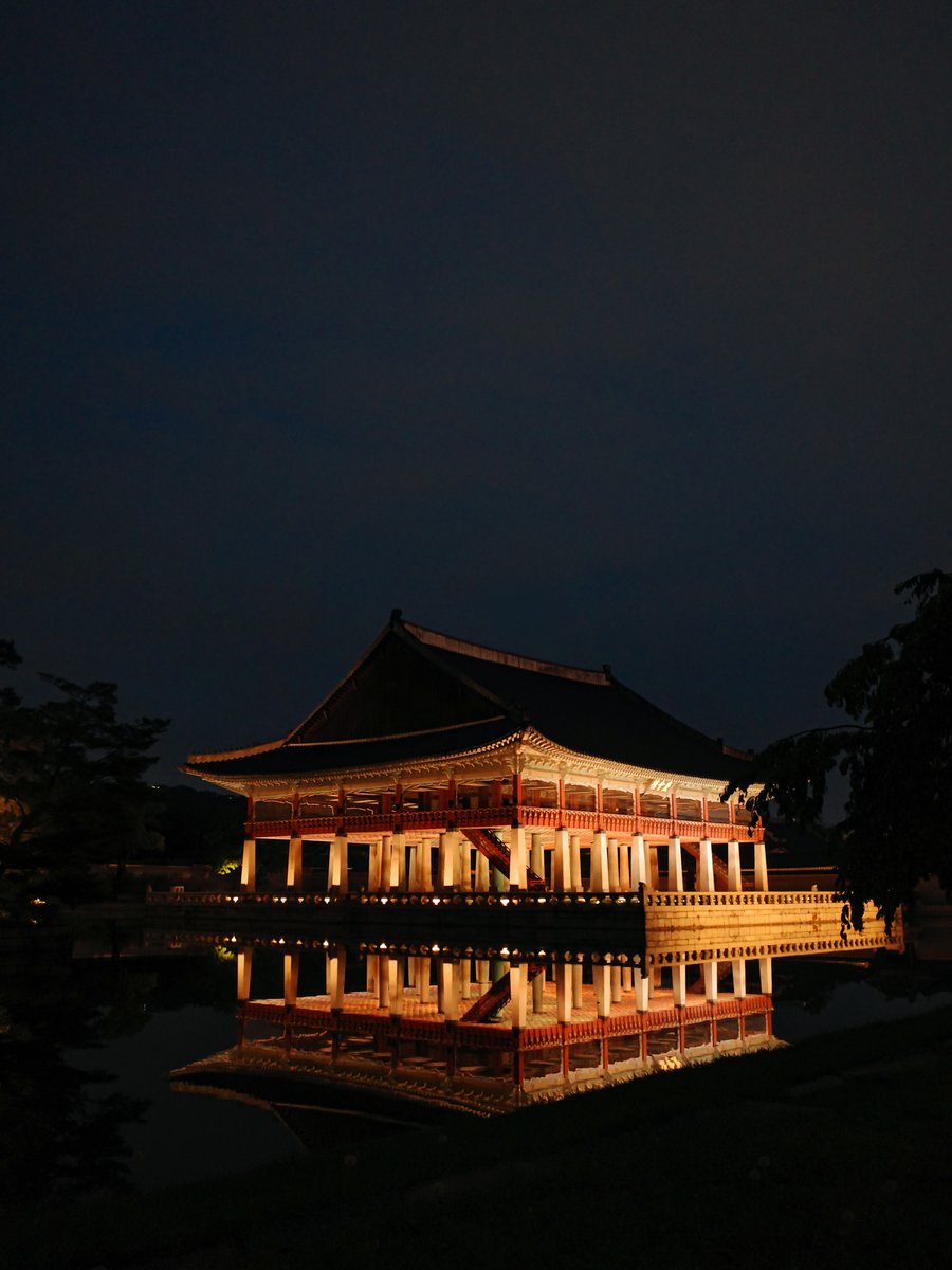 masonview_x's tweet photo. 🏯 Gyeongbokgung Palace Night Tour.
A side of Gyeongbokgung you don't see in the daytime.
Light seeps into Geunjeongjeon, and Gyeonghoeru Pavilion paints a second palace onto the water.

📷 Ricoh GR4
📍 Gyeongbokgung Palace, Seoul

#ricohgr #grsnaps #ricohgr4 #gyeongbokgungpalace https://t.co/ZHWWpjf3Ud