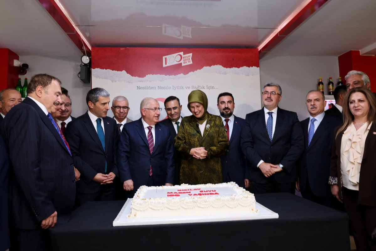 AfyonValiligi's tweet photo. Milli Savunma Bakanımız Sayın Yaşar Güler, Valimiz Dr. Naci Aktaş ve protokol üyeleri, Gazi Mustafa Kemal Atatürk’ün şehrimize kazandırdığı ve bugün 100’üncü yılına ulaşan Kızılay Maden Suyu Fabrikasını ziyaret ederek, 100. yıl pastasını kesti. 

Fabrikada incelemelerde bulunan Bakanımız Sayın Yaşar Güler, üretim ve yürütülen çalışmalara ilişkin bilgi aldı.
@tcsavunma @Kizilay