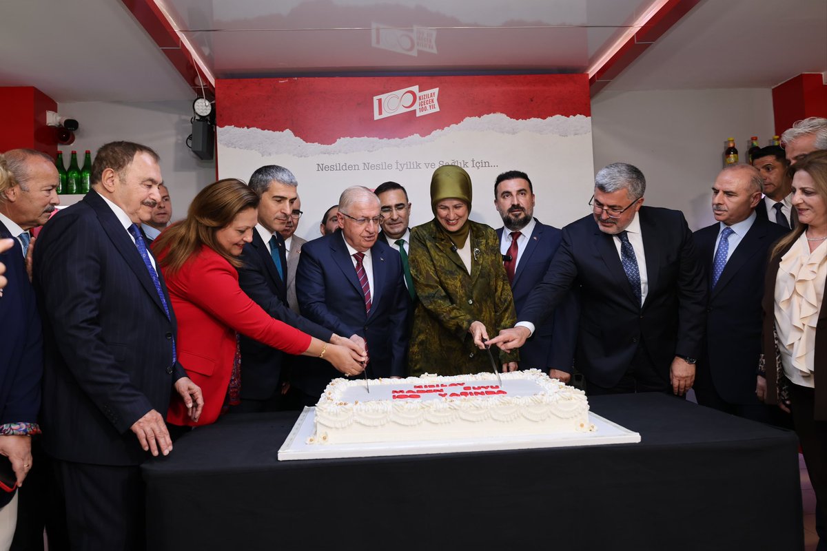 AfyonValiligi's tweet photo. Milli Savunma Bakanımız Sayın Yaşar Güler, Valimiz Dr. Naci Aktaş ve protokol üyeleri, Gazi Mustafa Kemal Atatürk’ün şehrimize kazandırdığı ve bugün 100’üncü yılına ulaşan Kızılay Maden Suyu Fabrikasını ziyaret ederek, 100. yıl pastasını kesti. 

Fabrikada incelemelerde bulunan Bakanımız Sayın Yaşar Güler, üretim ve yürütülen çalışmalara ilişkin bilgi aldı.
@tcsavunma @Kizilay