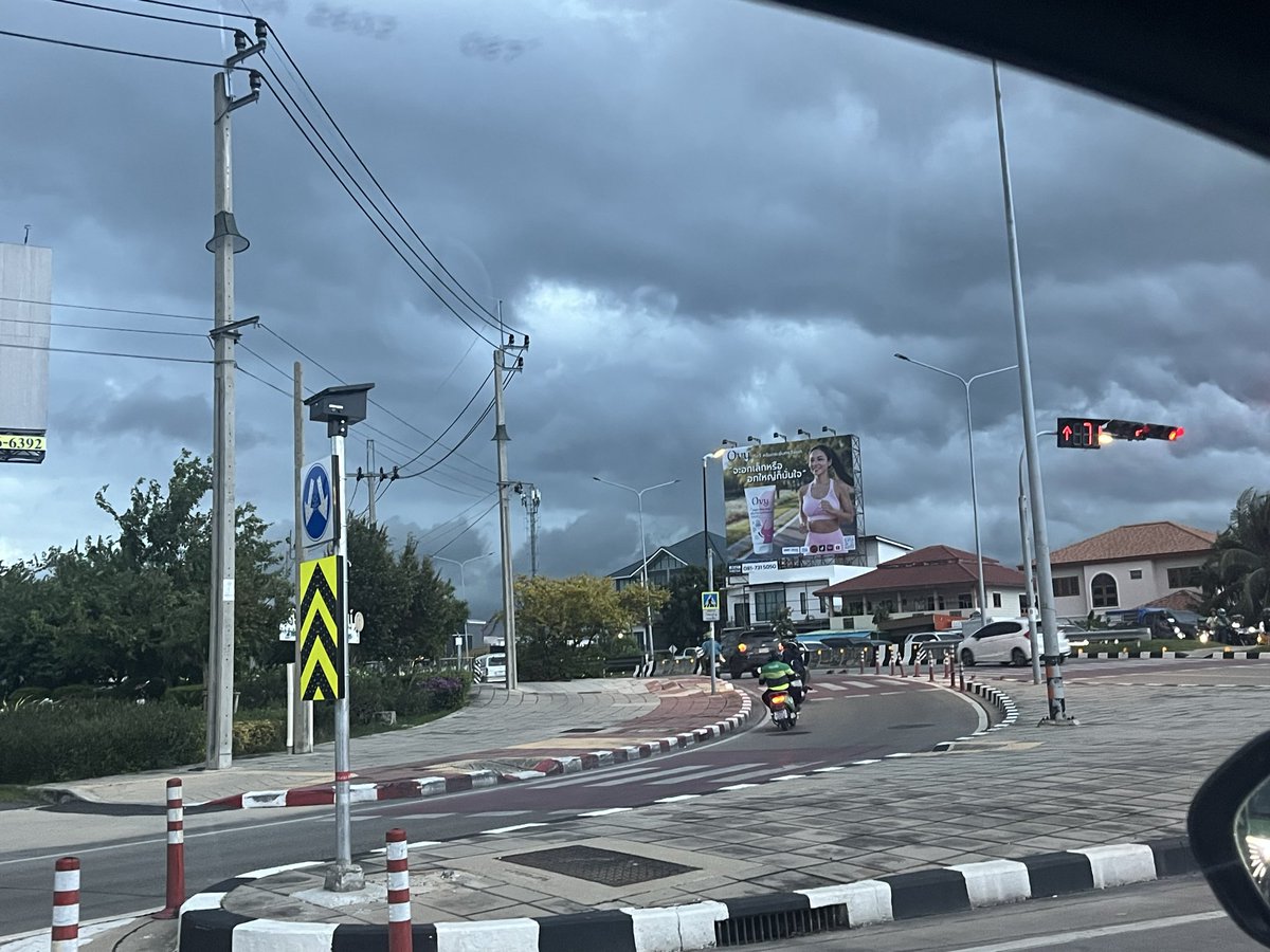 orangida's tweet photo. @js100radio 17.55 น. พัฒนาการตัดใหม่ มืดมาก ลมแรง https://t.co/PHJXhmJNNK