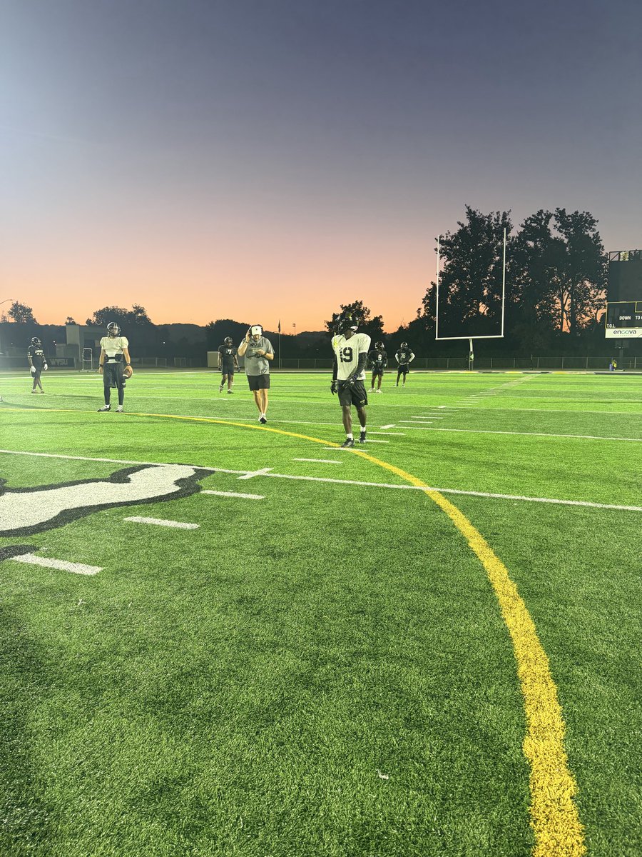 JasonPratt89's tweet photo. Sunrise and football, I bet you can’t guess what today is gonna be?  

A good day!!! https://t.co/JWCOefyOdr