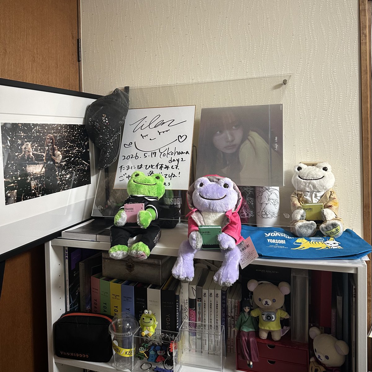R_NIM_YASB's tweet photo. 劇上の【No.008】は私でした🕺💃
額に入った状態で届いたから、迫力があってテンション爆上がり🔥
ステッカーは11種揃ったけど、HEART BEAT被って、PLAYERSゲットならず…🥲
飾ったついでに推し活コーナーも一部公開✌️笑
#YOASOBI
#NewGallery https://t.co/y99cBTKqJh