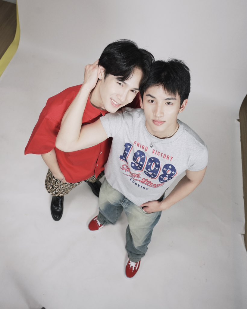 RoommateChaos's tweet photo. สวัสดีชาวหอใน ป้าหอขอแนะนำสมาชิกใหม่ทั้ง 3 ห้องจ้า 🛏️

🚪2️⃣
Prat &amp; Vaja

FITTING l Roommate Chaos หอในหัวใจวุ่นรัก

#RoommateChaos
#GMMTV 
@swensurf @javabh28 https://t.co/jKkfgOVegi