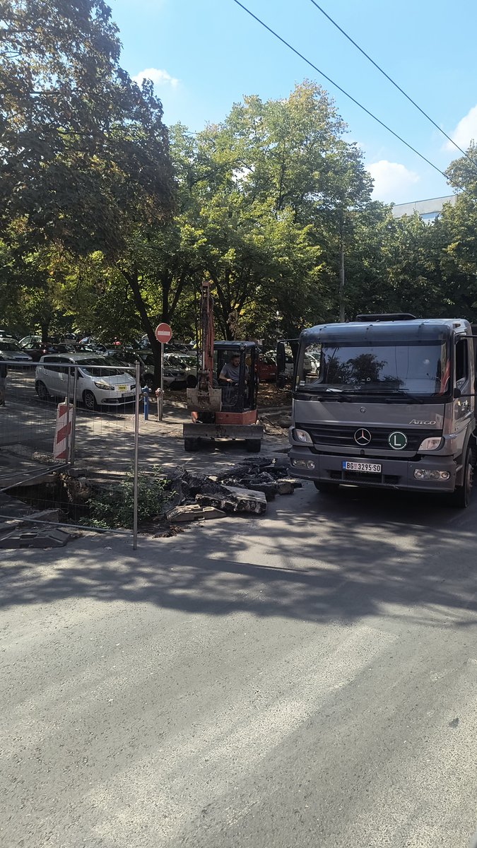 Zvezdarko's tweet photo. Nesposobni izvođač radova MPP "Jedinstvo" AD Sevojno nastavlja višemesečno maltretiranje građana Zvezdare koji žive u kraju oko učitelja Miloša Jankovića na Zvezdari. Zbog radova na rekonstrukciji vodovodne mreže u ovom kraju iznad Gradske bolnice na Zvezdari danas i sutra neće biti vode od 8 do 22h. 

Posebnu odgovornost ima JKP "Beogradski vodovod i kanalizacija" koji je investitor ovih radova koji koštaju građane 60 miliona dinara.